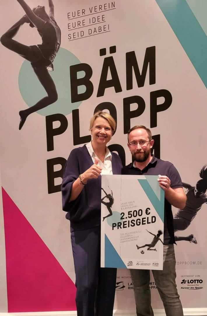 Volleyballabteilung nimmt den „Bäm Plopp Boom“ Preis für Arbeit im Nachwuchsleistungsbereich entgegen 🏆